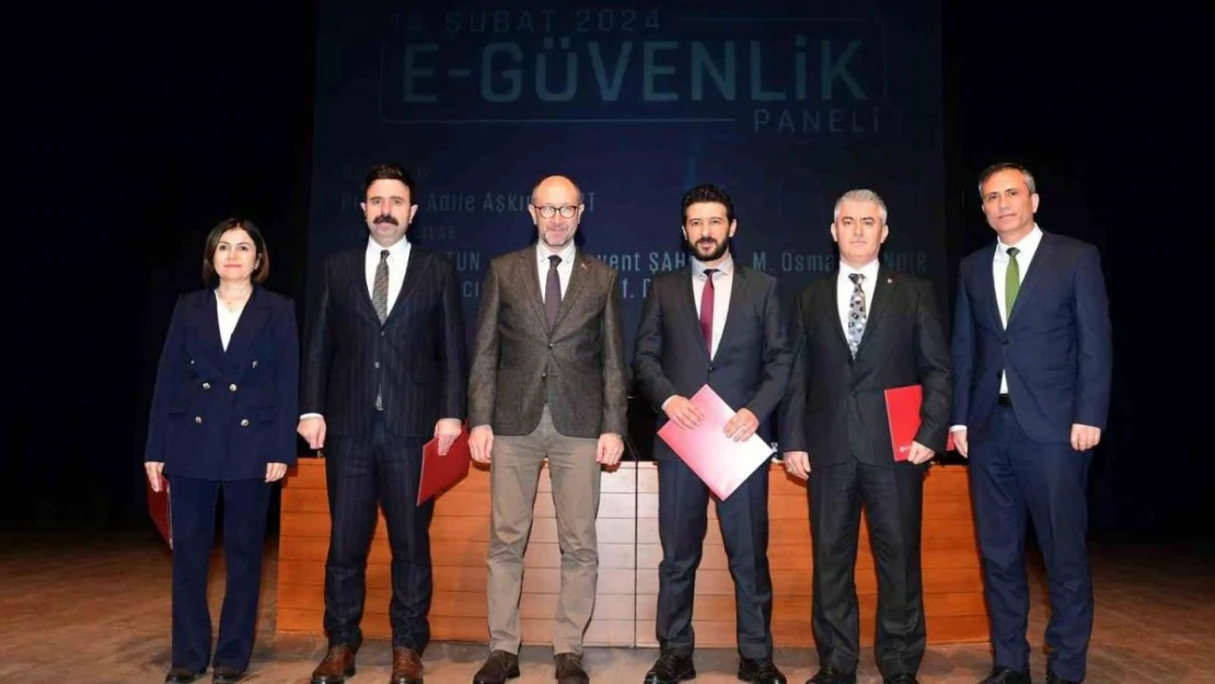 Anadolu Üniversitesinde 'E-güvenlik Paneli' gerçekleştirildi