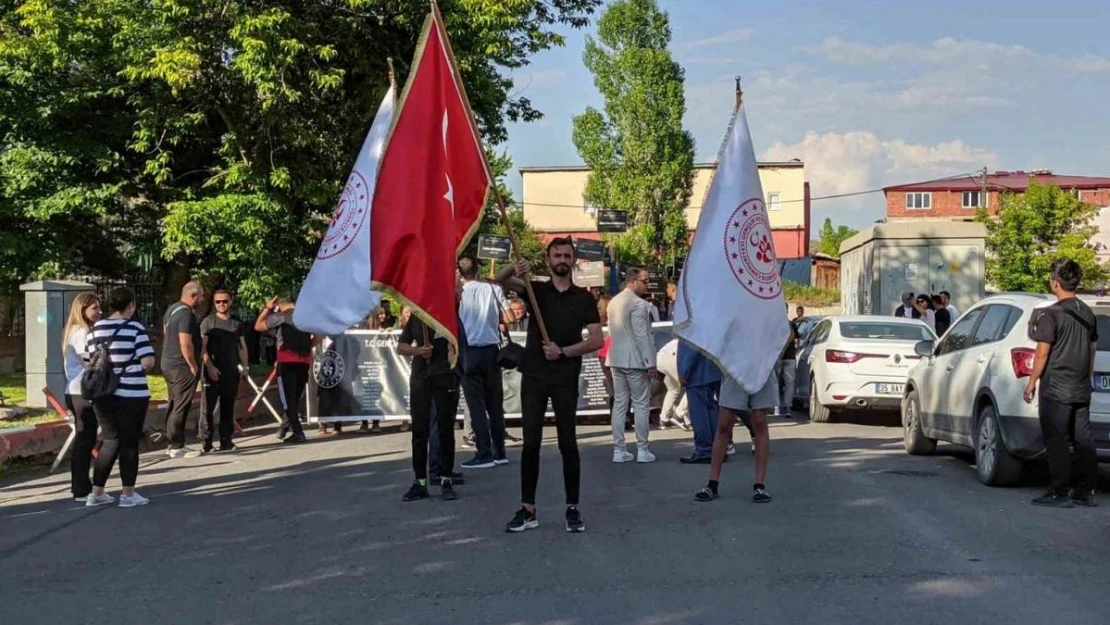 ANALİG voleybolcuları Ardahan'da kortej yürüyüşü yaptı