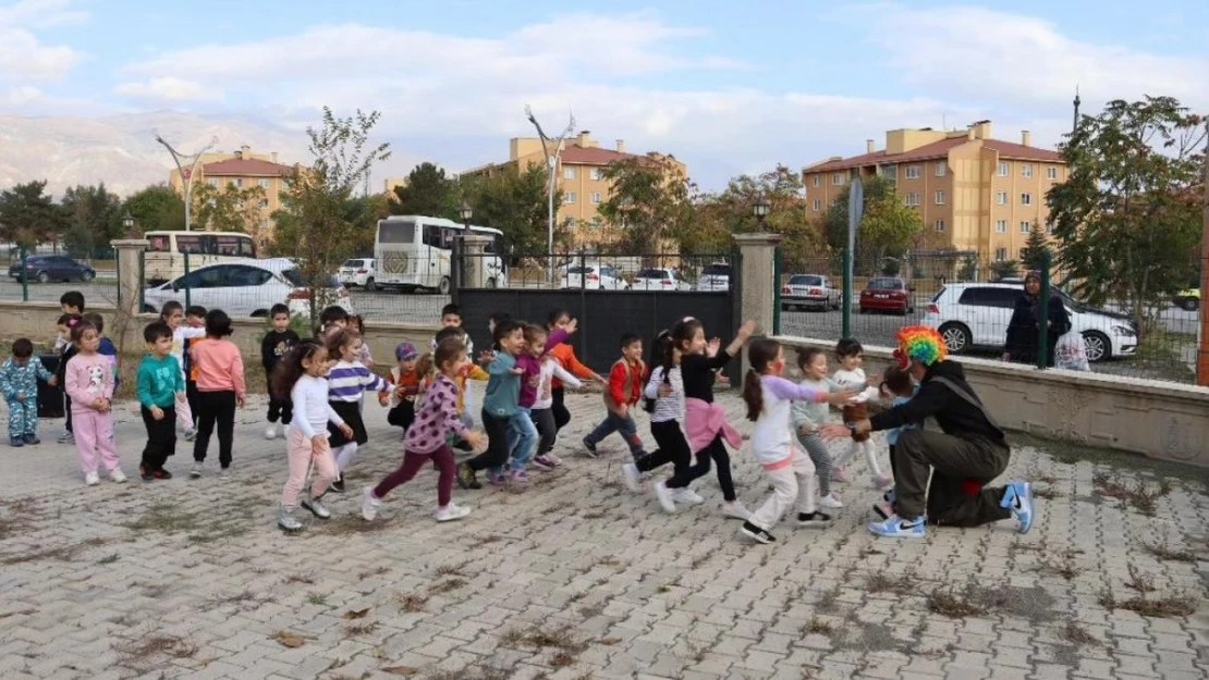 Anaokulu öğrencilerine palyaço sürprizi