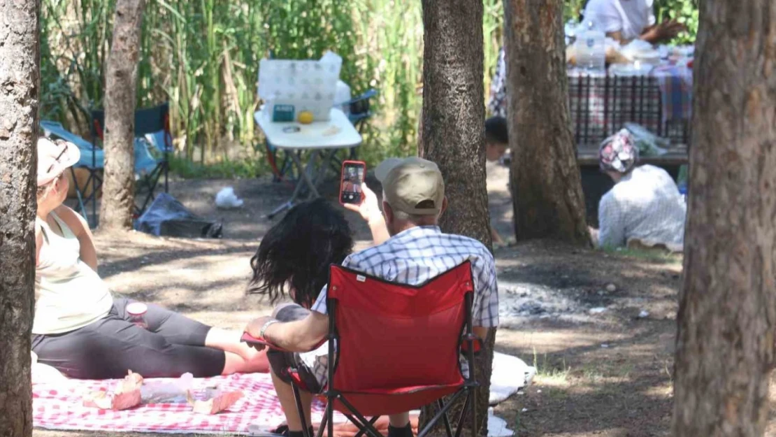 Ankara boşaldı, kalanlar piknik alanlarına kaçtı