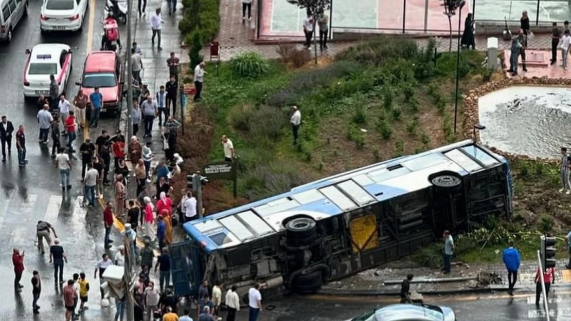 Ankara'da belediye otobüsü devrildi: 5 yaralı