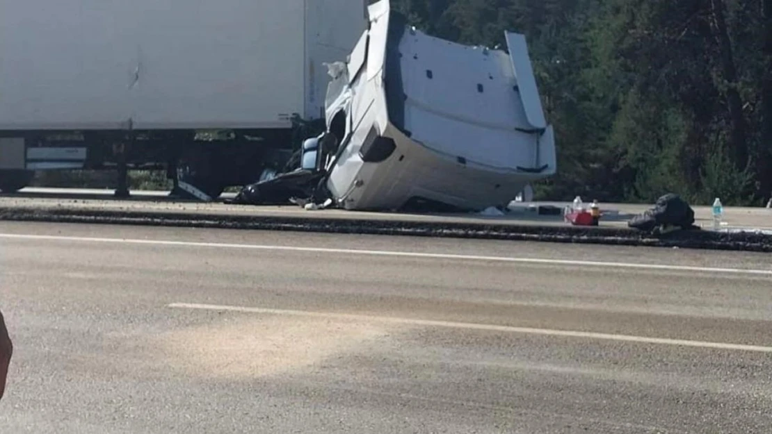 Ankara'da bir otomobil ile iki tırın karıştığı zincirleme kaza: 2 yaralı