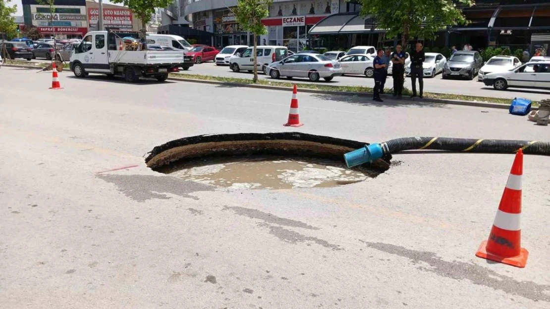 Ankara'da çöken yol sebebiyle 10 metrelik çukur oluştu