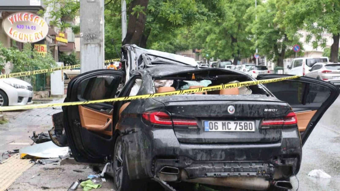 Ankara'da kontrolden çıkan araç direğe çarptı: 1 ölü, 4 yaralı
