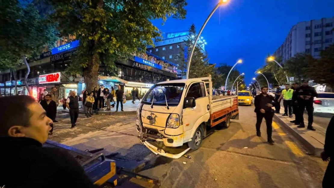 Ankara'da kontrolden çıkan kamyonet 11 araca çarptı, kaza ucuz atlatıldı