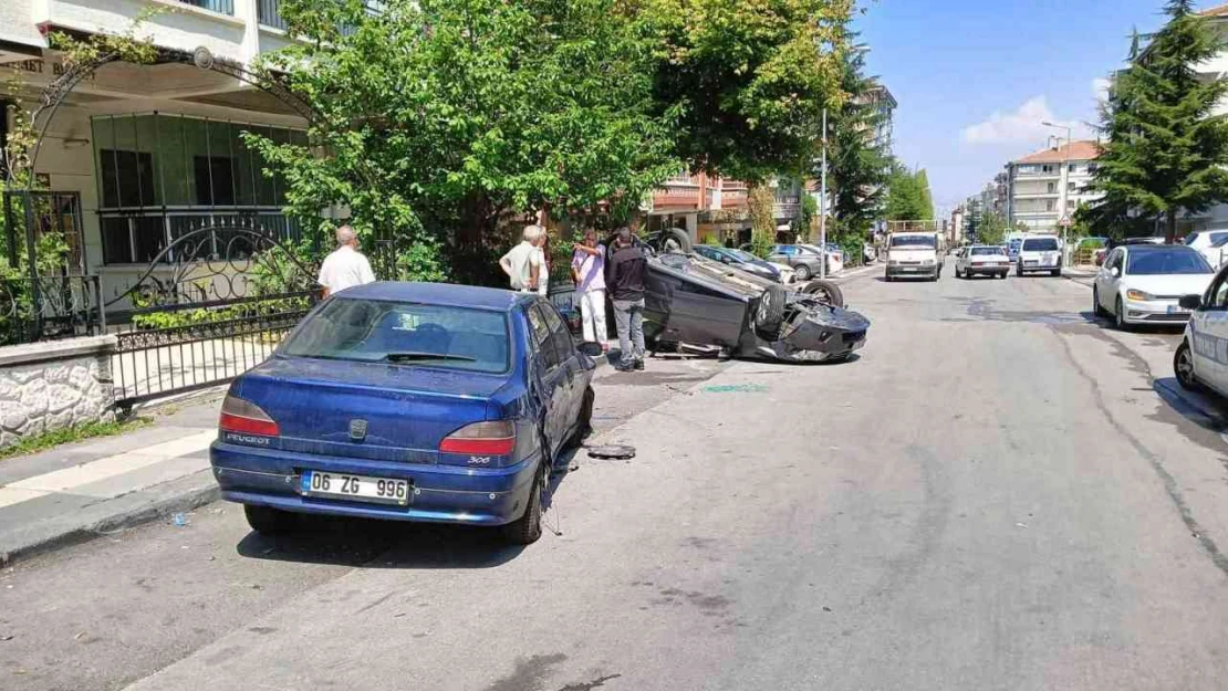 Ankara'da kontrolden çıkan otomobil yayaya çarpıp takla attı: 2 yaralı