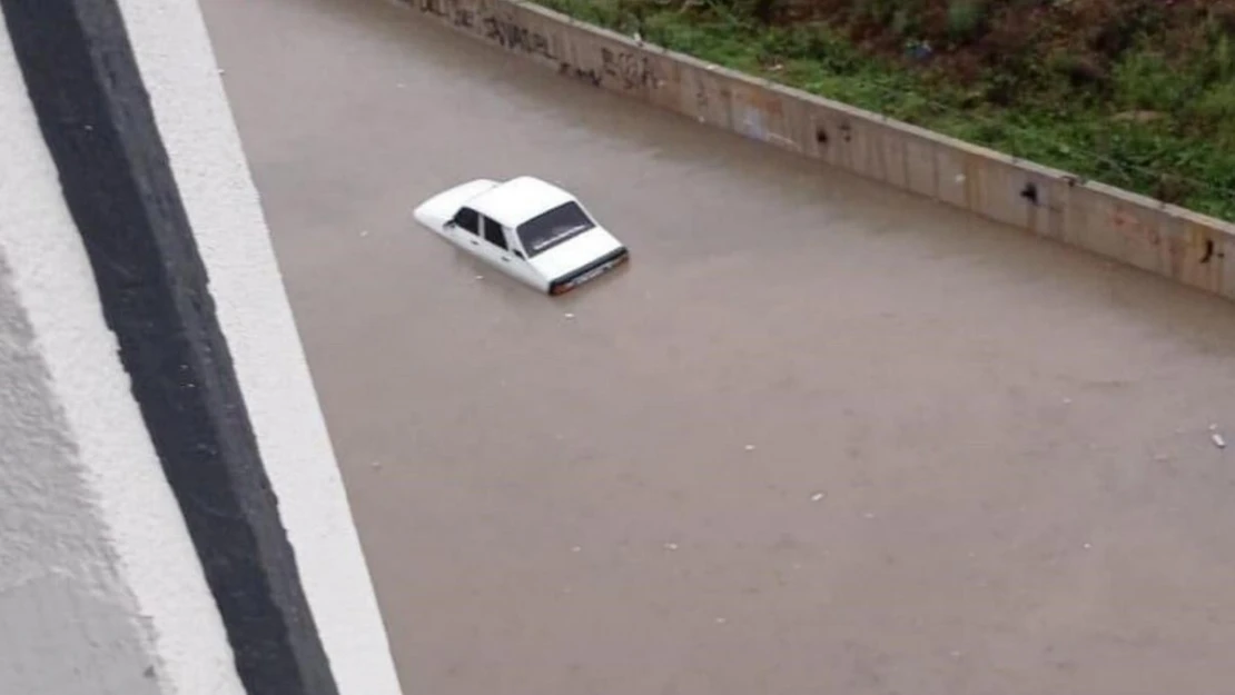 Ankara'da sağanak yağış etkili oldu, sokaklar göle döndü