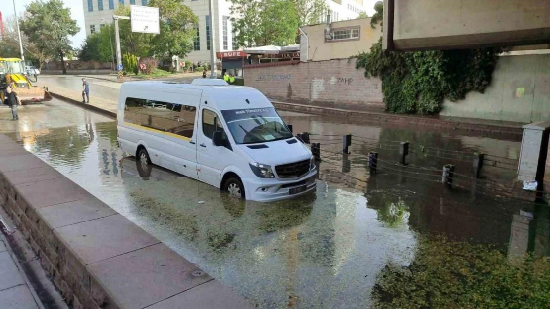 Ankara'da sağanak yağış su taşkınlarına neden oldu, araçlar mahsur kaldı