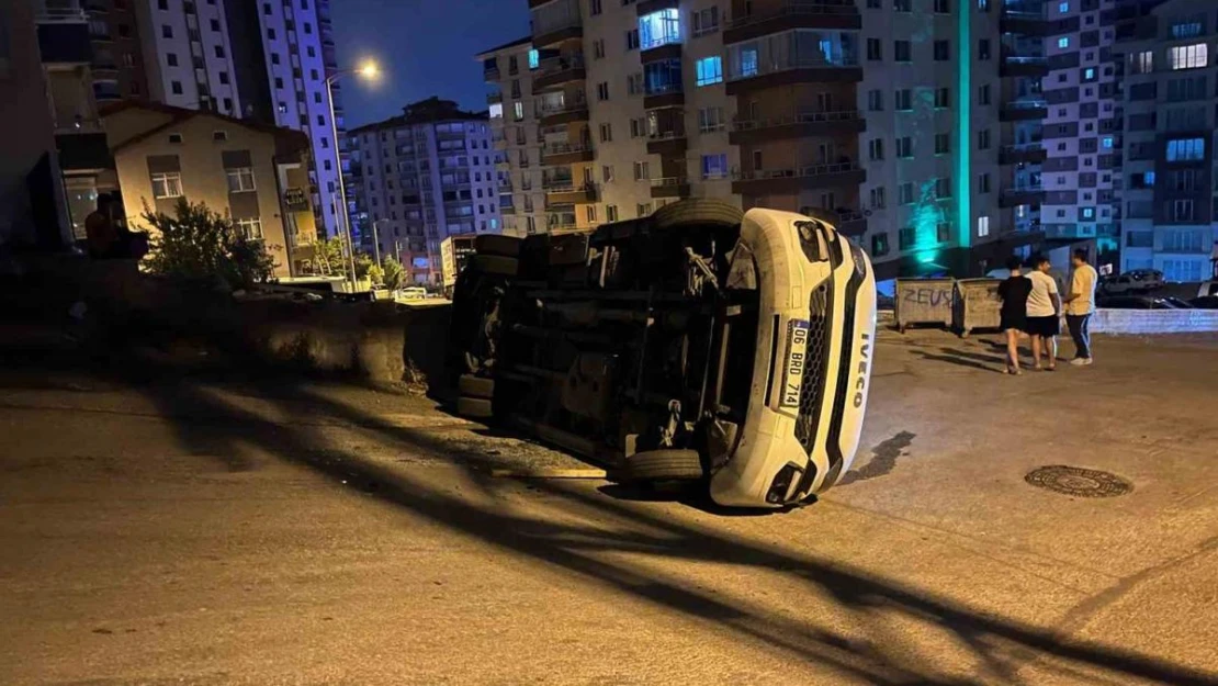 Ankara'da servis aracı devrildi