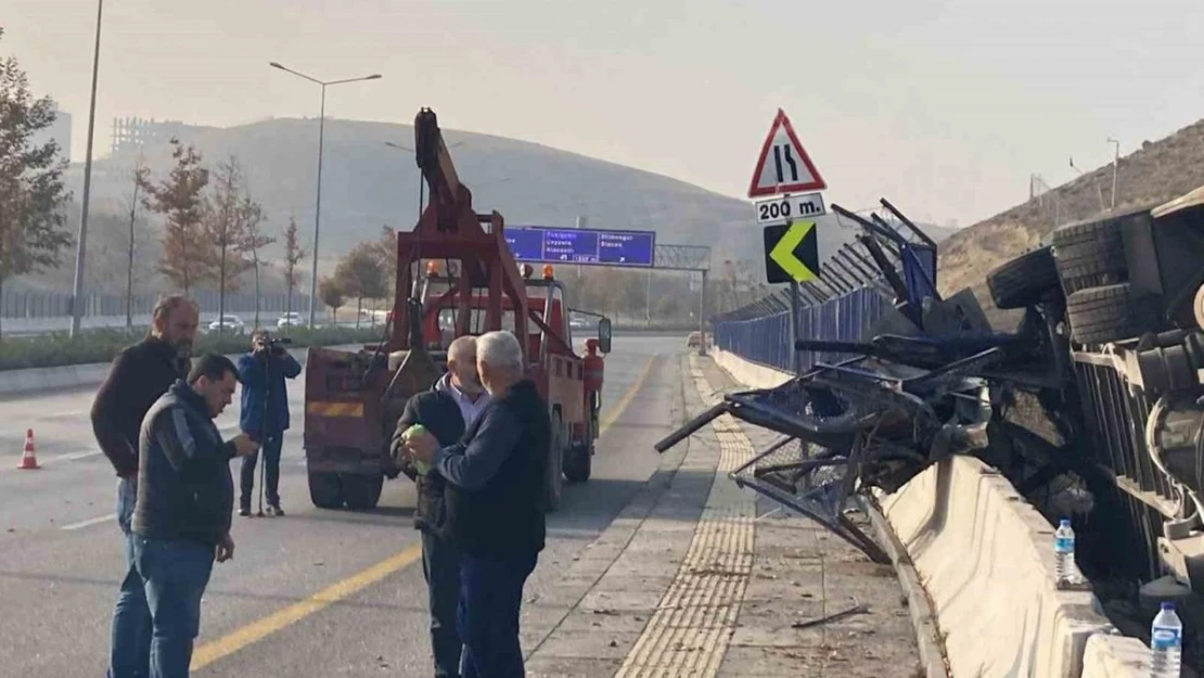 Ankara'da servis otobüsü devrildi: 2 yaralı