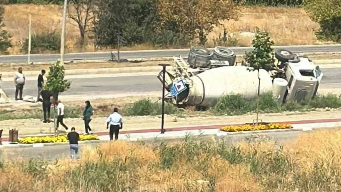 Ankara'da seyir halindeki beton mikseri devrildi