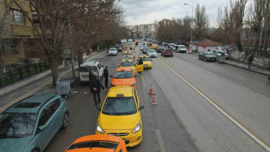 Ankara'da taksiciler taksimetre ücretlerini güncellemek için uzun sıralar oluşturdu