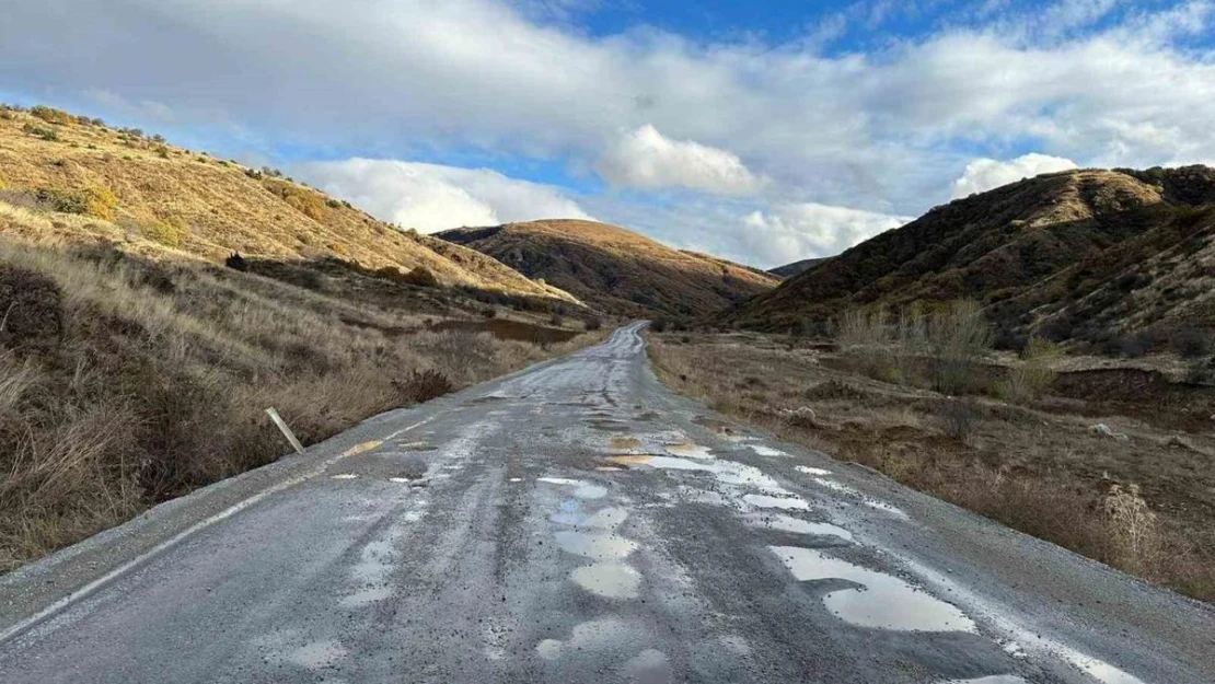 Ankara'da vatandaşlar bozuk yola tepki gösterdi