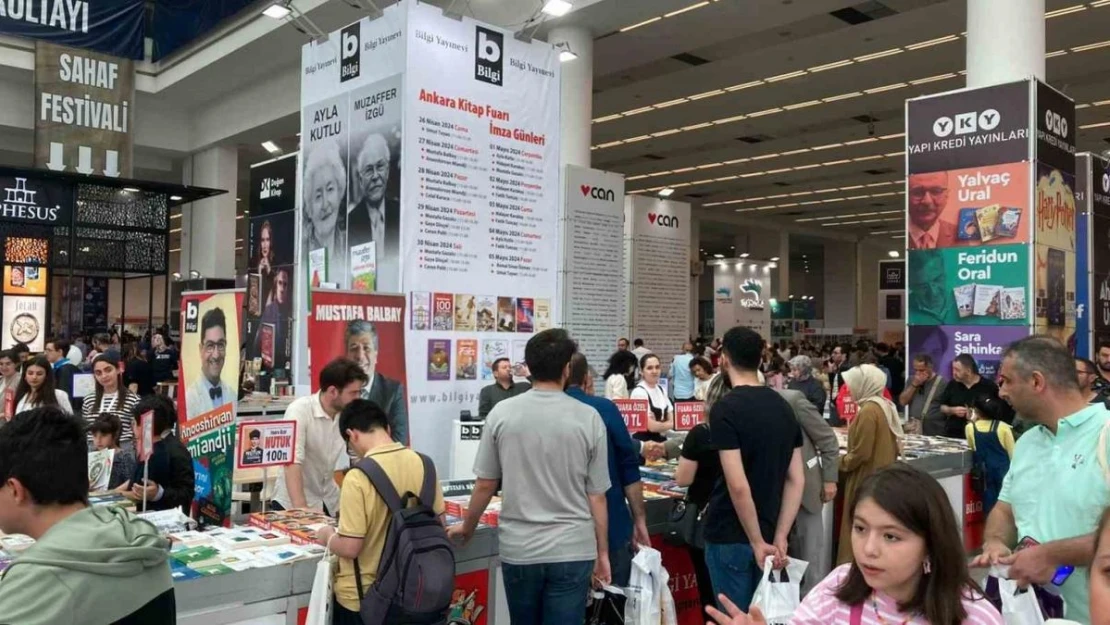 Ankara Kitap Fuarı'nda ziyaretçi yoğunluğu