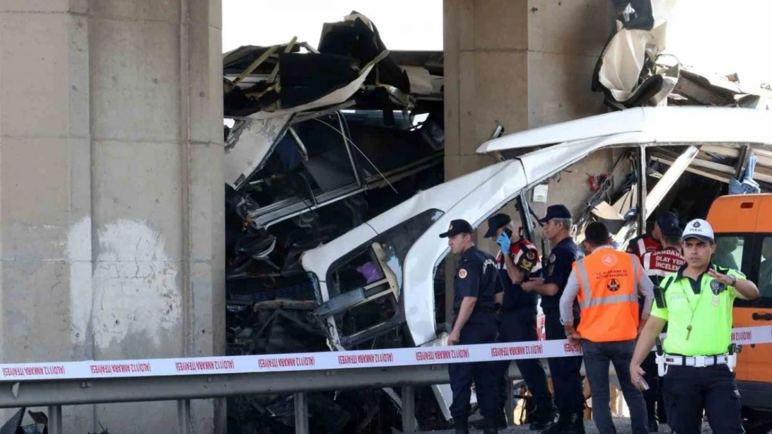 Ankara Polatlı'da kontrolden çıkan yolcu otobüsünün köprü ayağına çarptığı kazada ölü sayısı 11 oldu.