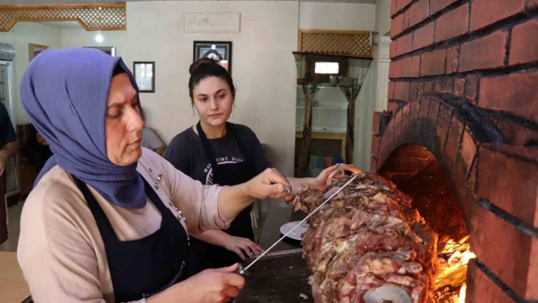 Anne kız cağ kebabı yapıyor