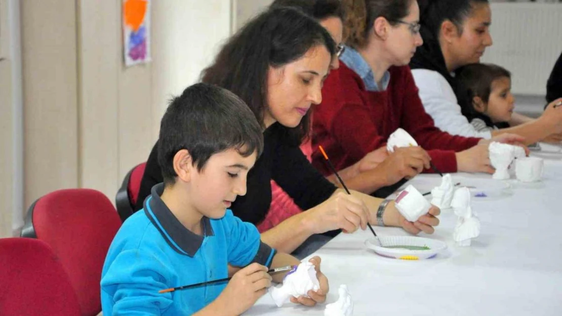 Anne ve çocukları aynı sanat atölyede bir araya geldi