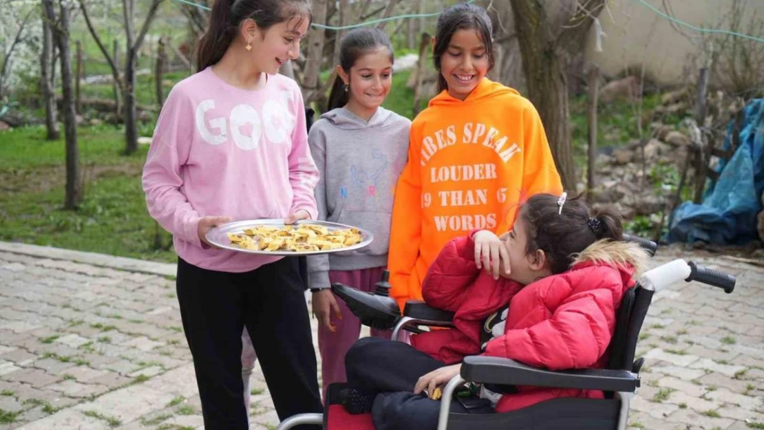 Annesinin sırtında bayramları gezen Melike, ilk kez tek başına şeker topladı