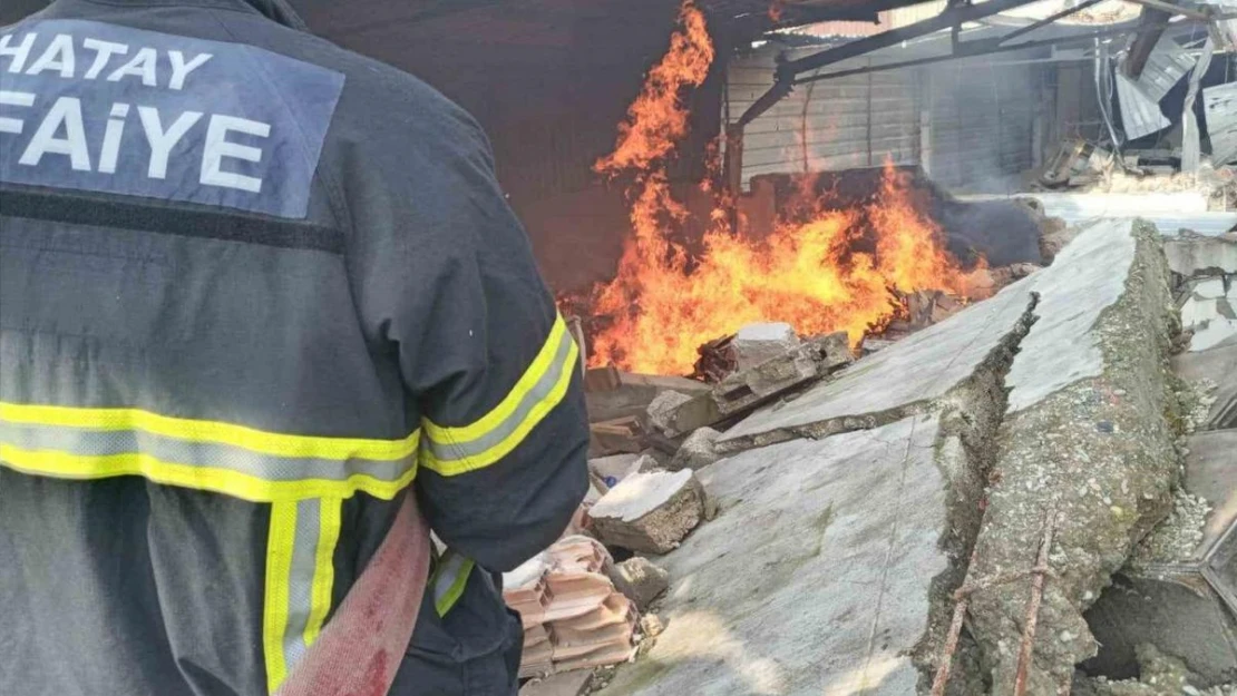 Antakya'da sanayi sitesinde yangın çıktı