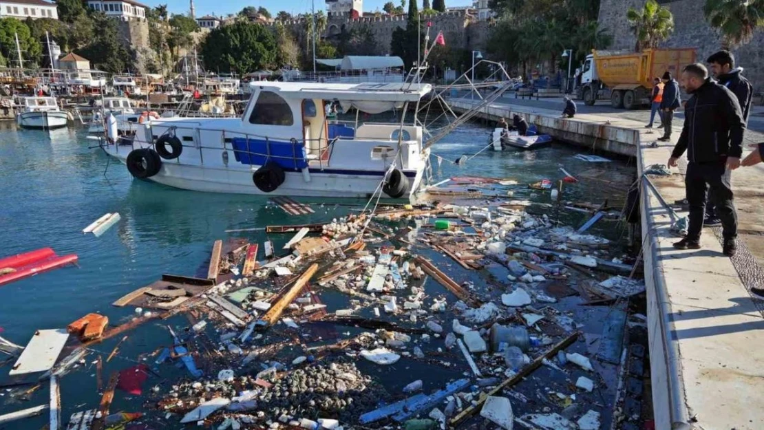 Antalya'da denizin üzerindeki tekne ve ağ parçaları fırtınanın boyutunu gözler önüne serdi