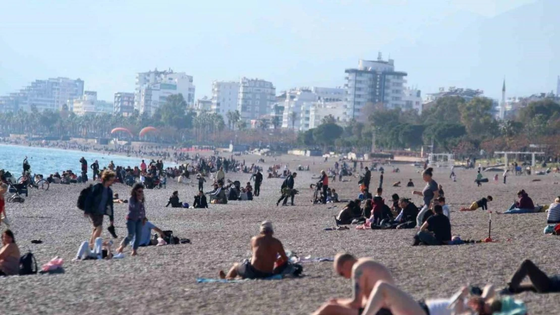 Antalya'da dünyaca ünlü sahilde yılın son yoğunluğu