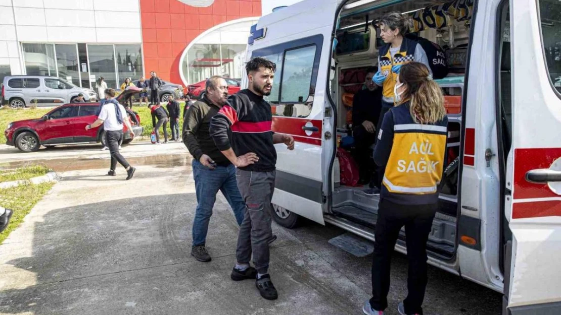 Antalya'da ikinci el otomobil bayisindeki yangın korkuttu: 3 kişi dumandan etkilendi