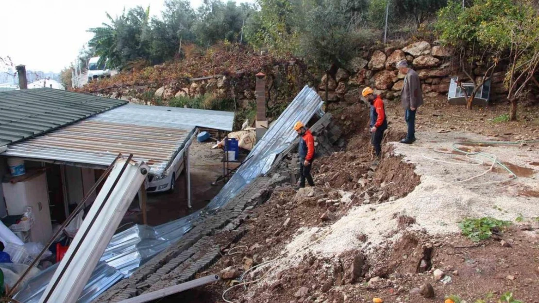 Antalya'da istinat duvarı çöktü, iki ev zarar gördü