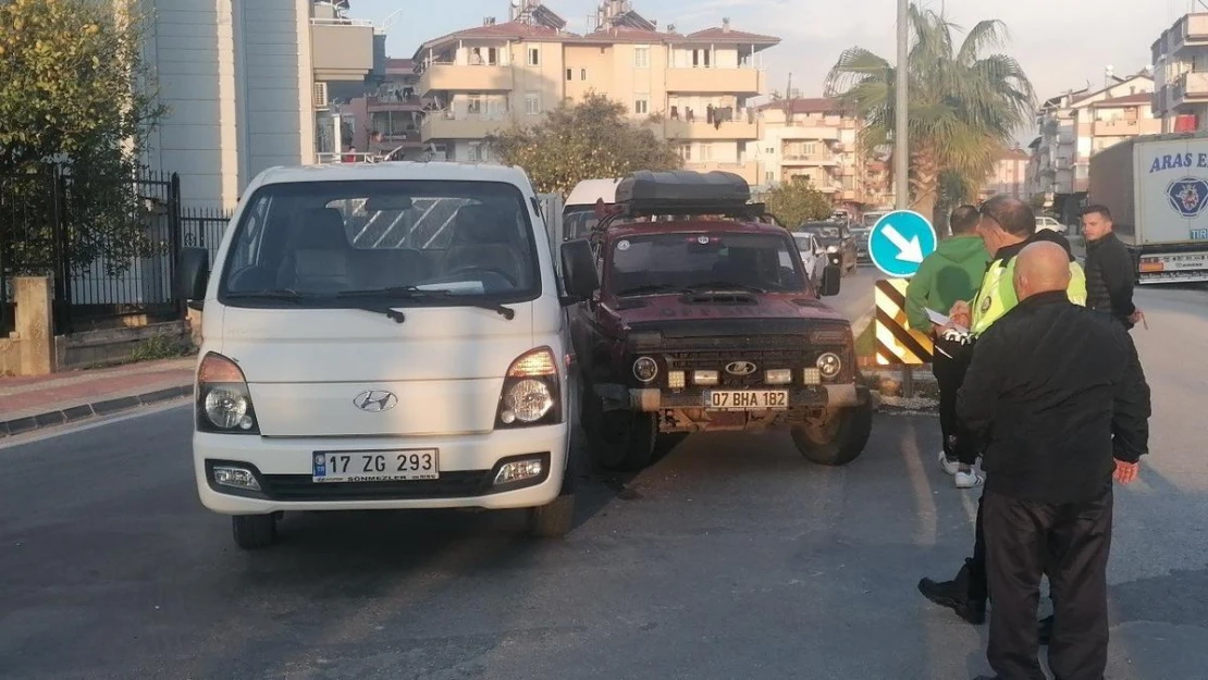 Antalya'da kamyonet ile otomobil çarpıştı: 1 yaralı