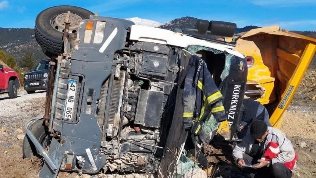 Antalya'da kum yüklü kamyon şarampole devrildi: 1 yaralı