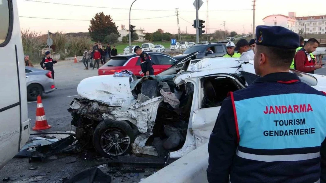 Antalya'da otel servisi ile otomobil çarpıştı: 2 ölü, 14 yaralı