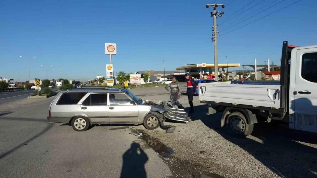 Antalya'da otomobil ile kamyonetin çarpıştığı kaza kamerada