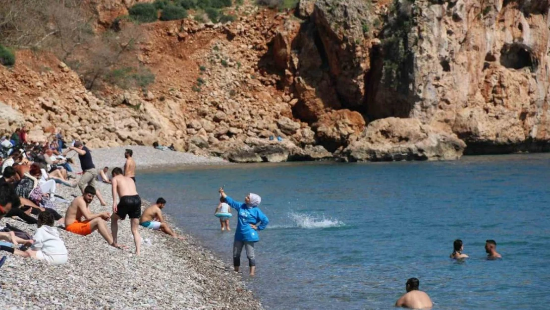 Antalya'da Ramazan ayı öncesi Konyaaltı Sahili doldu taştı