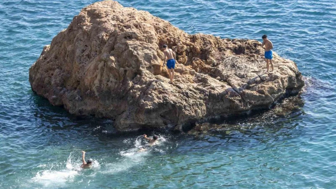 Antalya'da sıcaklık 20'ye ulaştı, çok sayıda kişi Akdeniz'in mavi sularında kulaç attı