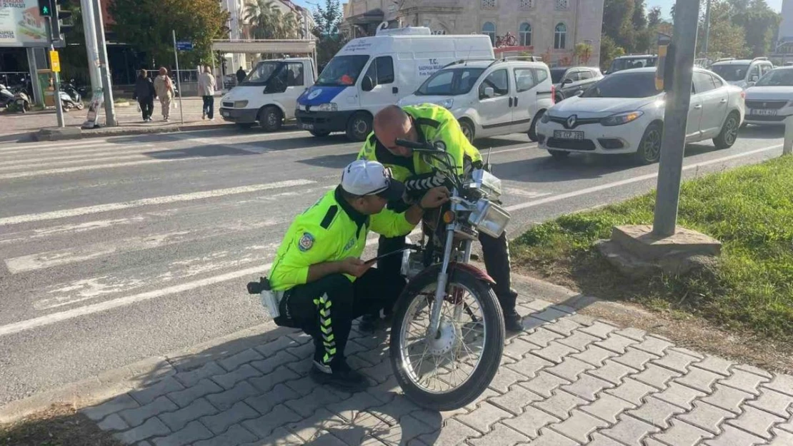 Antalya'da sürücüsünün kaçtığı plakasız motosiklete 7 bin TL ceza