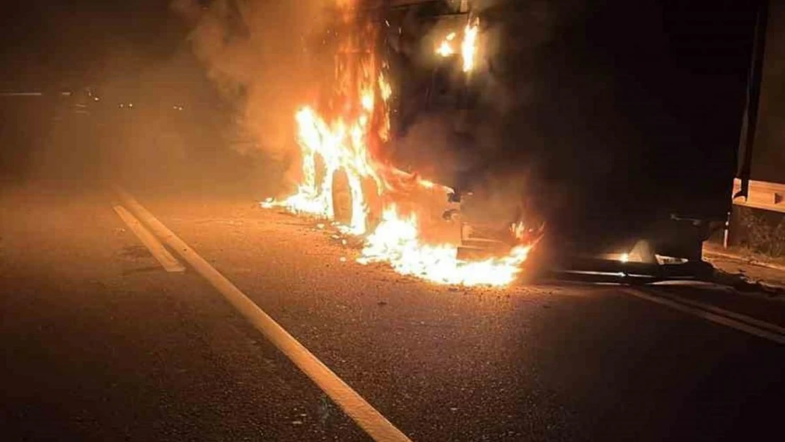 Antalya'da tırın dorsesi alev alev yandı