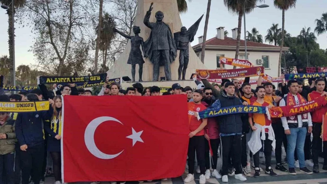 Antalya'da vatandaşlar terörü protesto etti