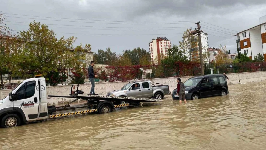 Antalya'da yağış hayatı olumsuz etkiledi: Araçlar yolda kaldı, evleri su bastı