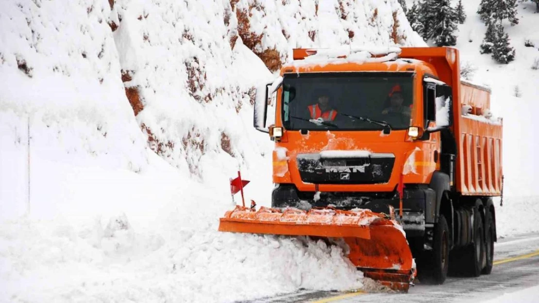 Antalya-Konya kara yolunda ekiplerin yolu açık tutma çabası