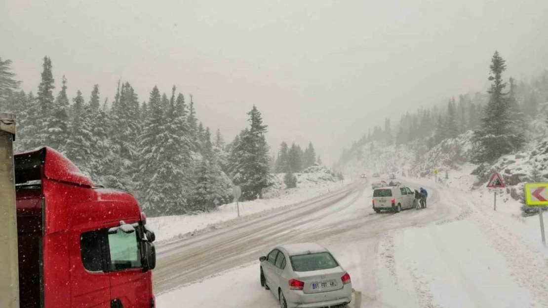 Antalya-Konya kara yolunda kar yağışı devam ediyor