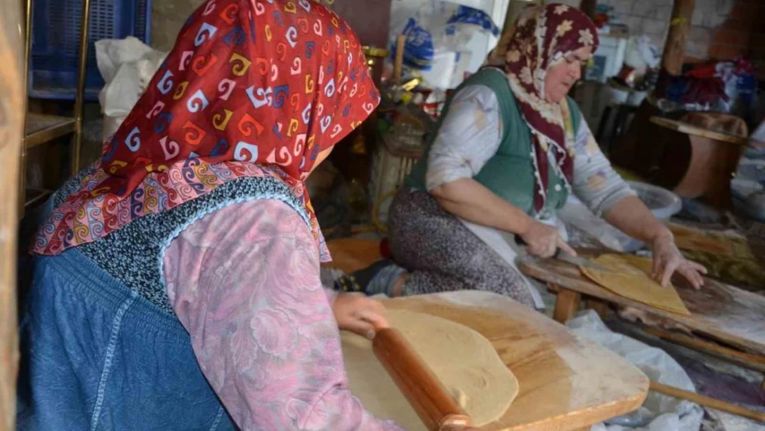 Antalyalı kadınların erişte kesme ve dibek taşında buğday dövme geleneği