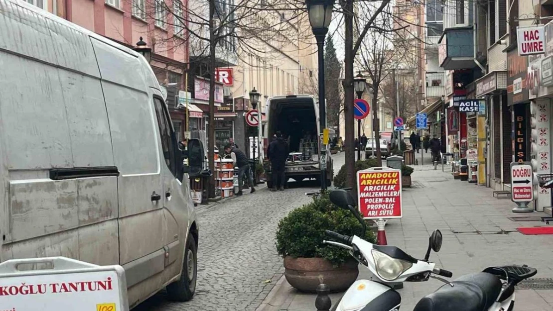 Ara sokaklarda dakikalarca duraksayan araçlar sürücüleri çileden çıkardı