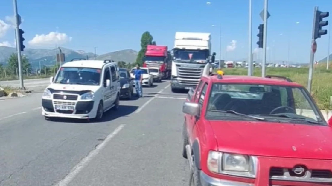 Bitlis'te yol kapandı... Otomobilde bomba alarmı!