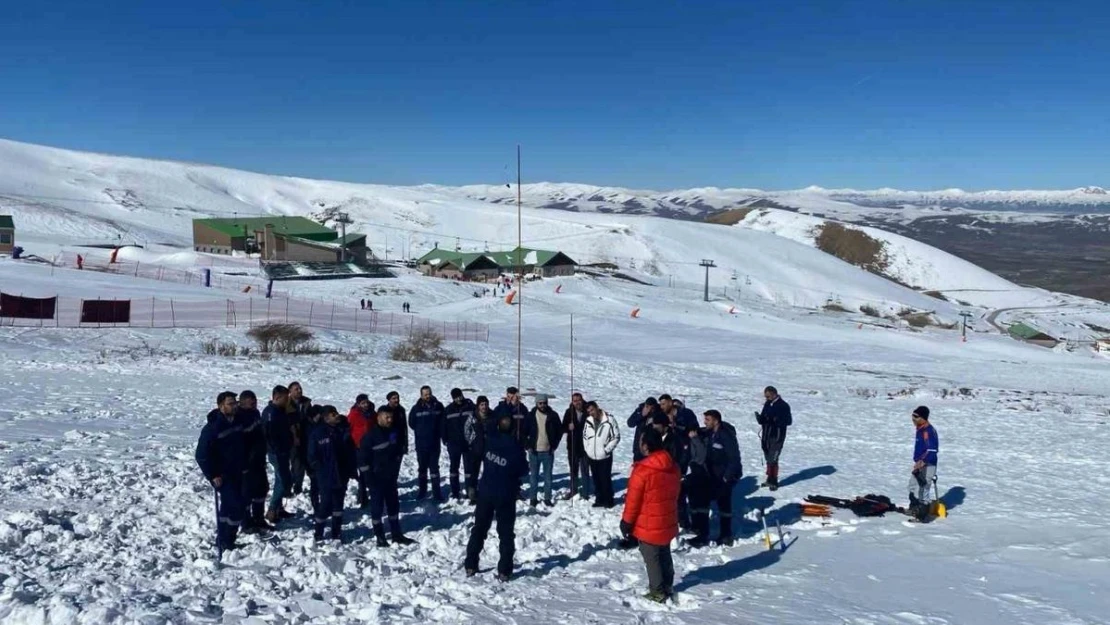 Aras'tan çığda arama ve kurtarma eğitimi