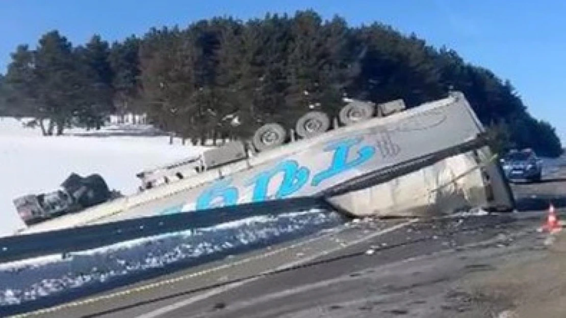 Ardahan'da buzlanma nedeniyle tır devrildi, yol kısa süreli ulaşıma kapatıldı