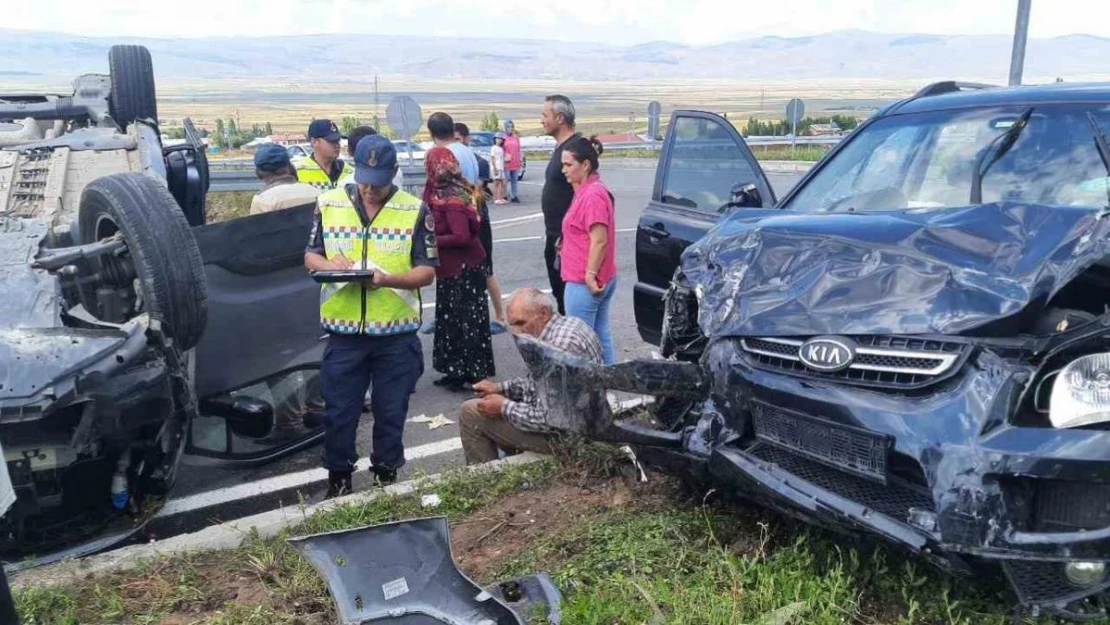 Ardahan'da kamyonet ile otomobil çarpıştı: 7 yaralı