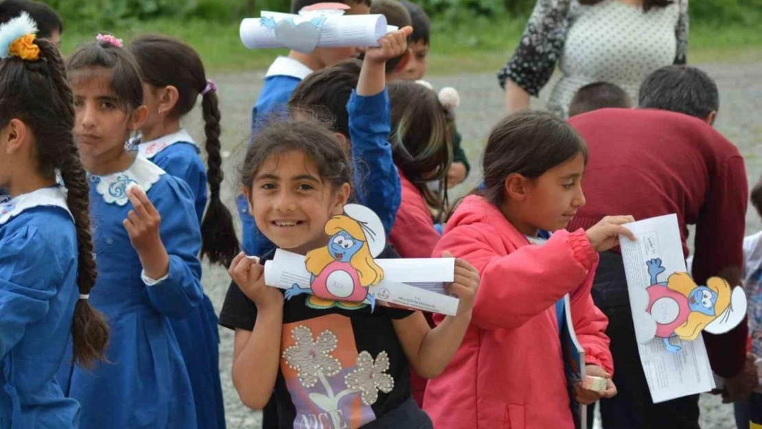 Ardahan'da öğrencilerin karne heyecanı