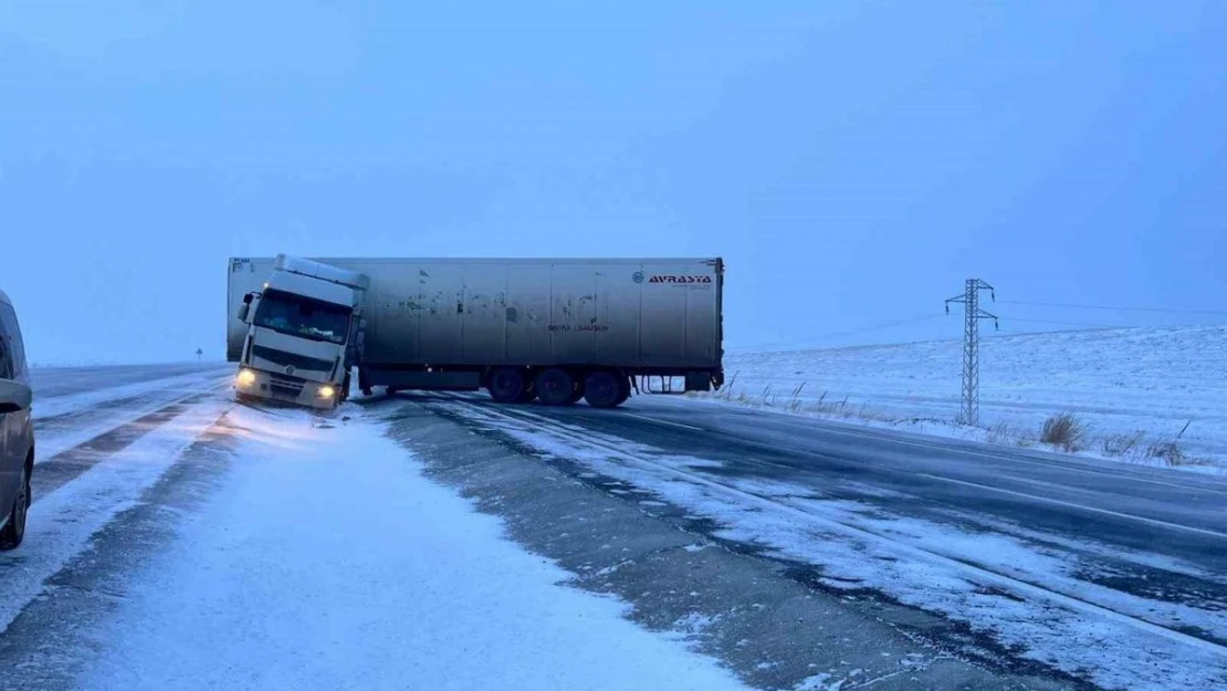 Ardahan'da tipide kontrolden çıkan tırlar yolu trafiğe kapattı