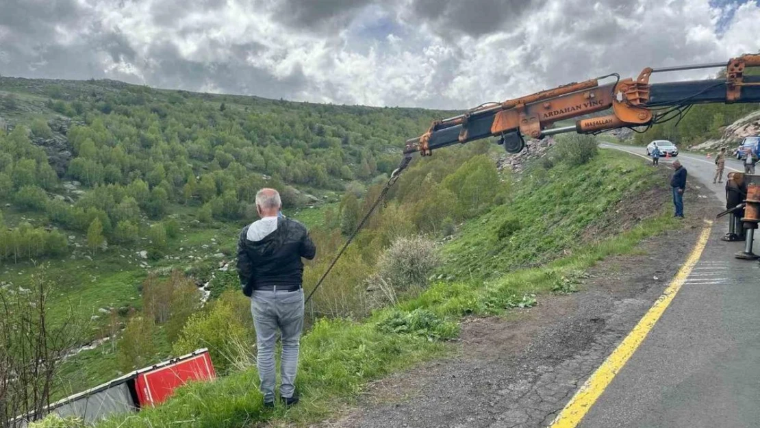 Ardahan'da virajı alamayan tır şarampole yuvarlandı