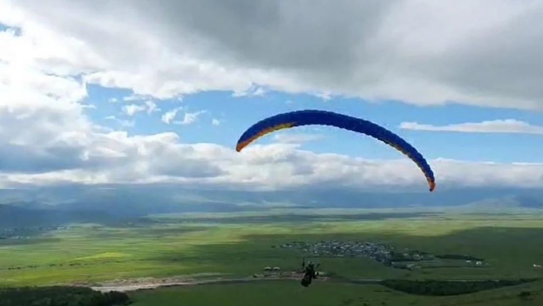 Ardahan'da yamaç paraşütü heyecanı