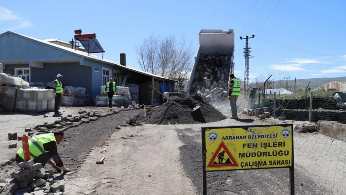 Ardahan'da yol yapım çalışmaları sürüyor